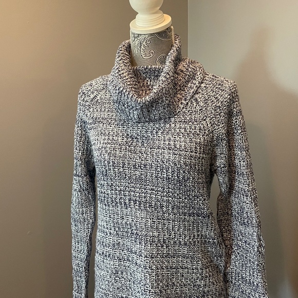 Derek Heart Sweater - Picture 5 of 9